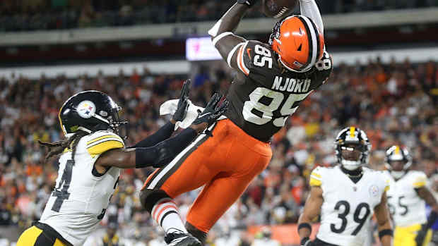 Browns tight end David Njoku makes a first-half touchdown catch over Steelers safety Terrell Edmunds, Thursday, Sept. 22, 2022, in Cleveland. Brownssteelers 1